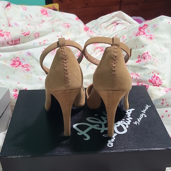 Alice + Olivia Tan Stiletto Heels Classic Pumps - Picture 5 of 8